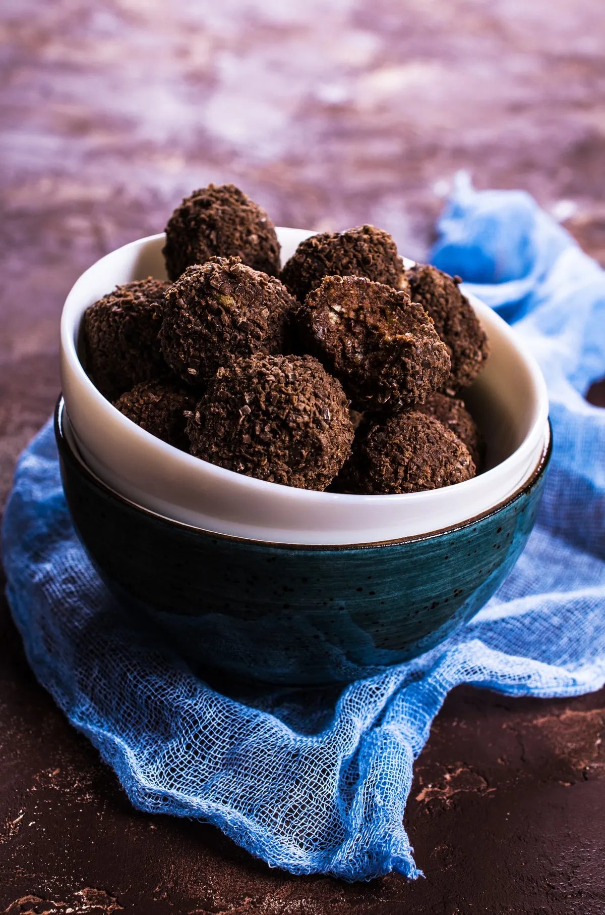 Cocoa-dusted protein bites made from dried fruit and nuts, in a bowl